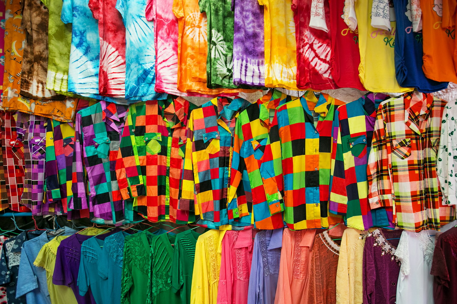 des-vetements-au-marche-vietnamien