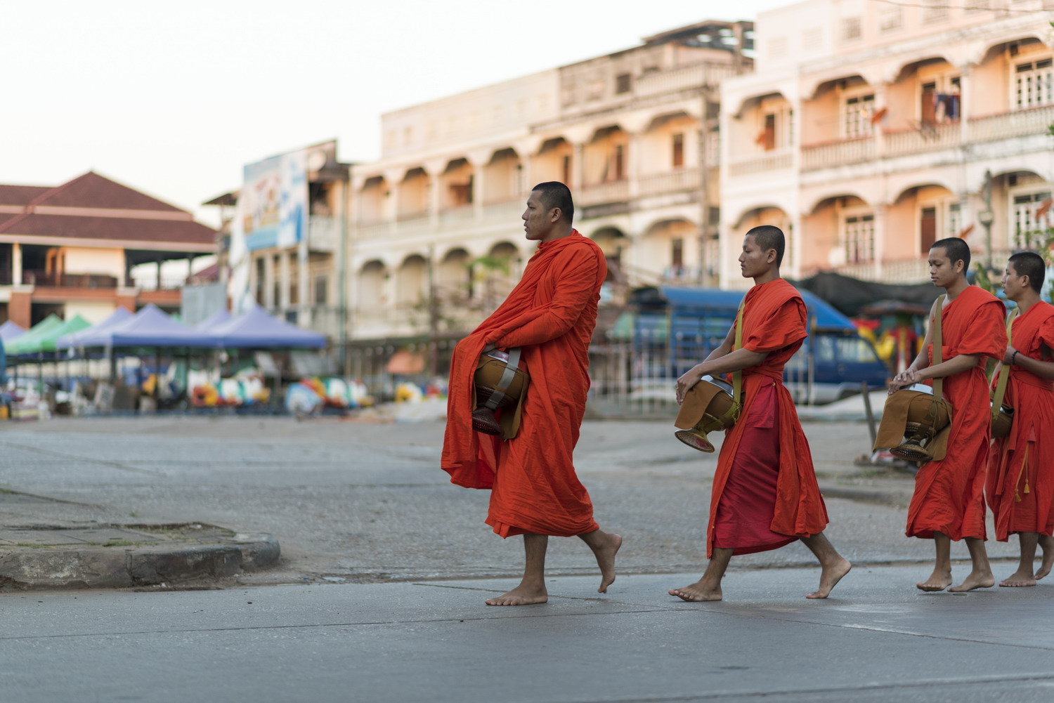 les-moines-a-luangprabang